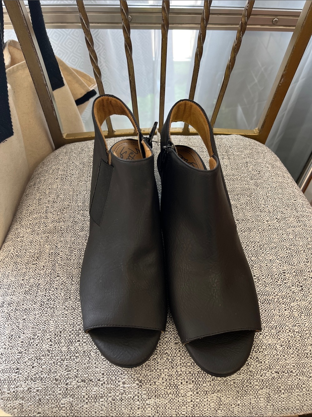 NWT Women’s Natural Soul Black Open-Toe Slingback Booties